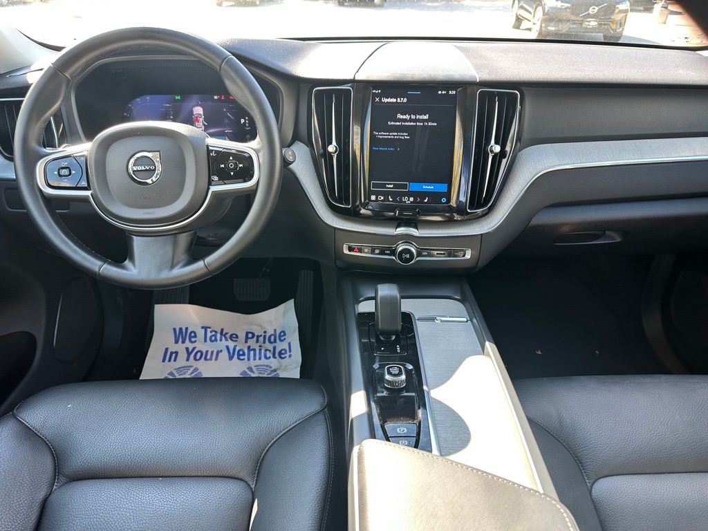 2025 Volvo XC60 B5 Plus photo 9