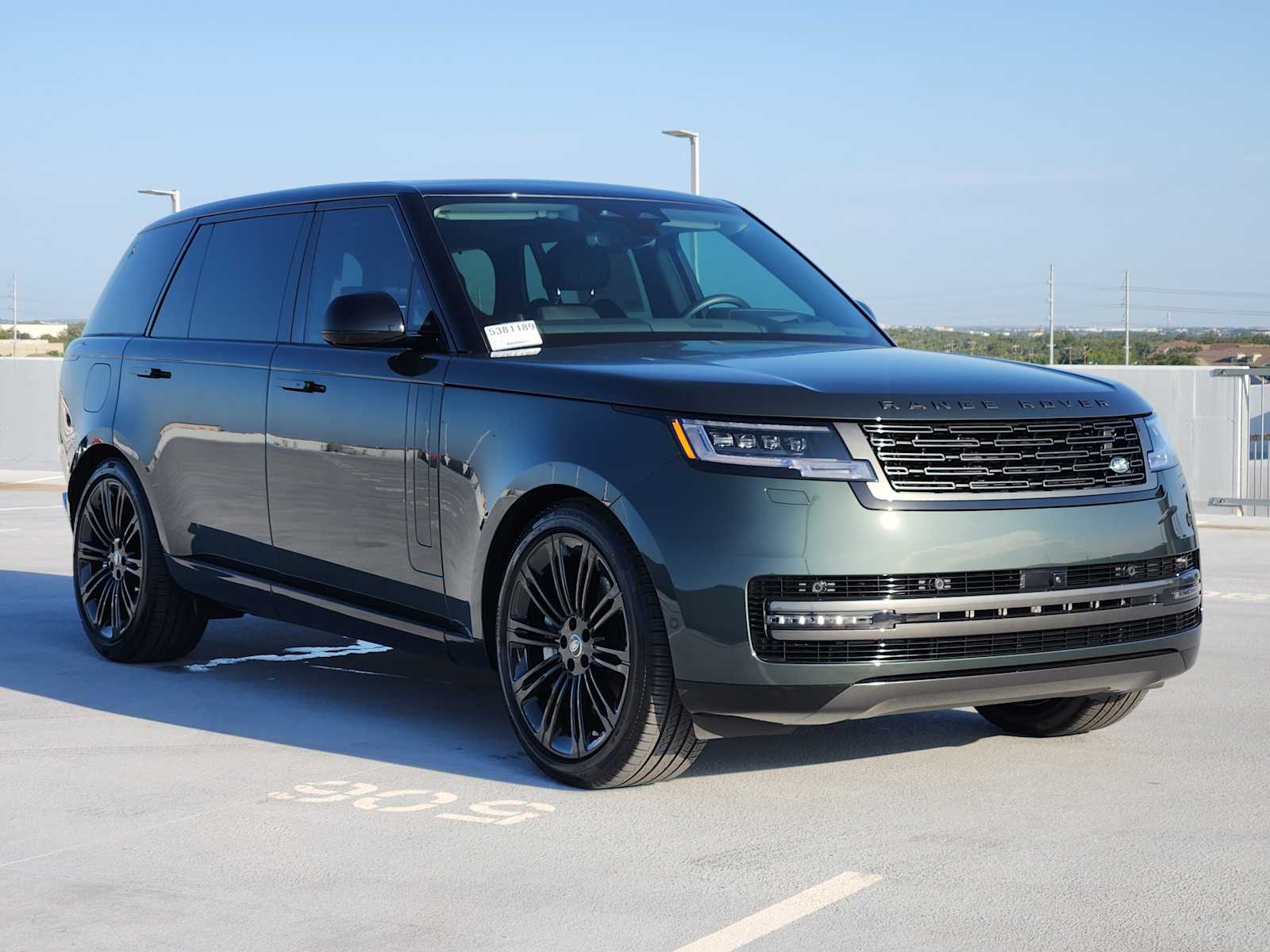 2025 Land Rover Range Rover SE photo 3