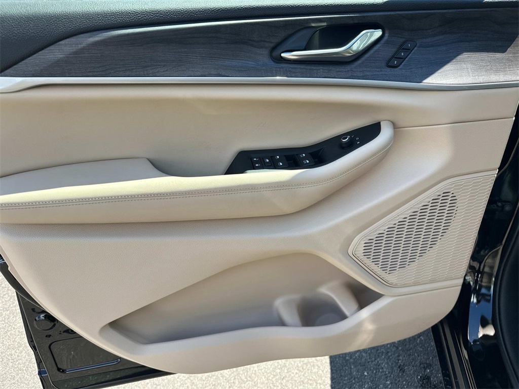 2025 Jeep Grand Cherokee Limited photo 3
