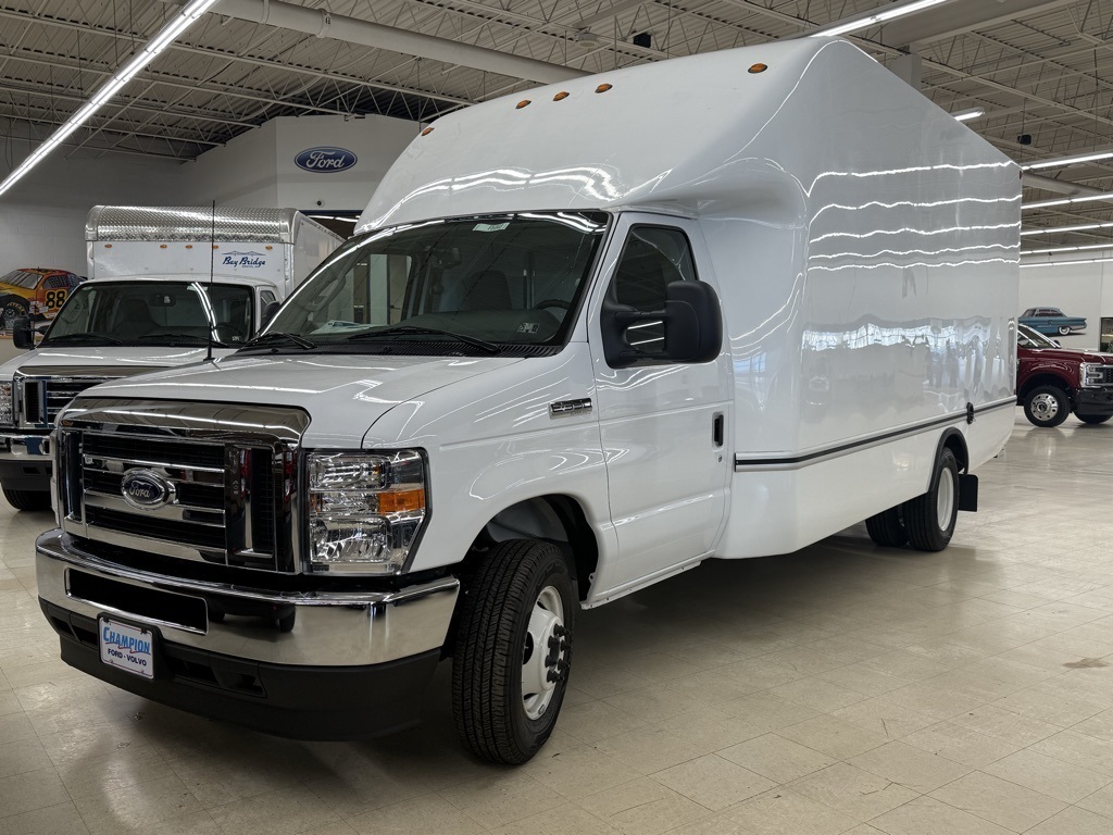 2025 Ford E-Series Cutaway Base's photo