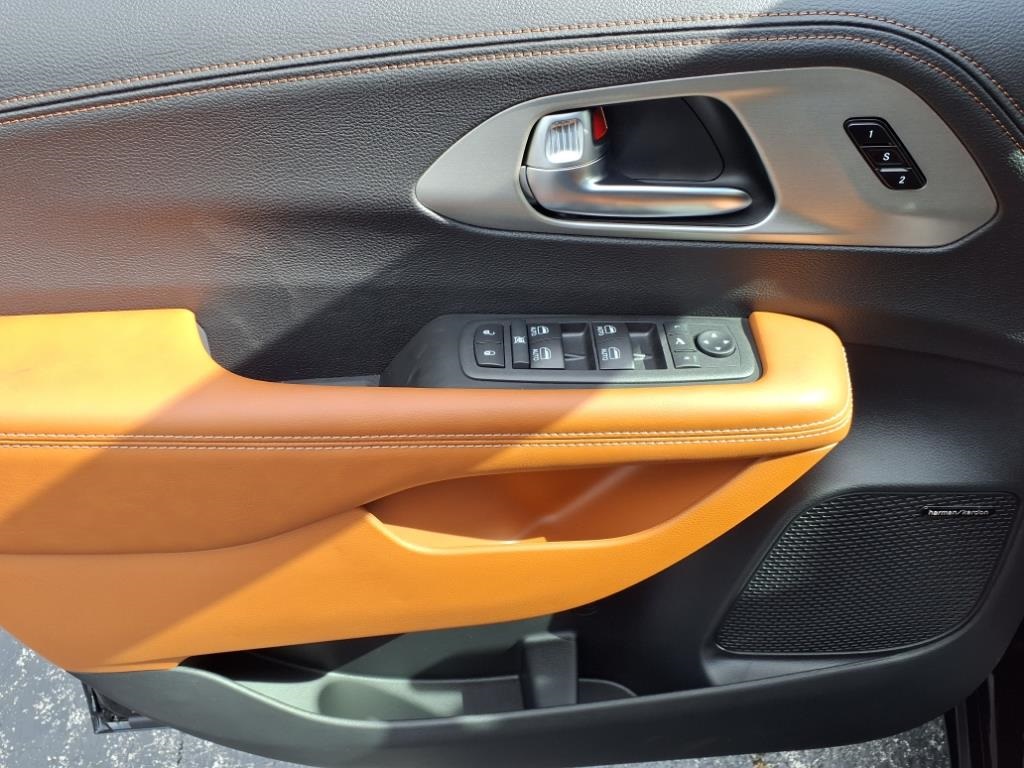 2026 Chrysler Pacifica Pinnacle photo 6