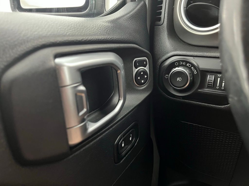 2018 Jeep Wrangler Unlimited Sahara photo 28