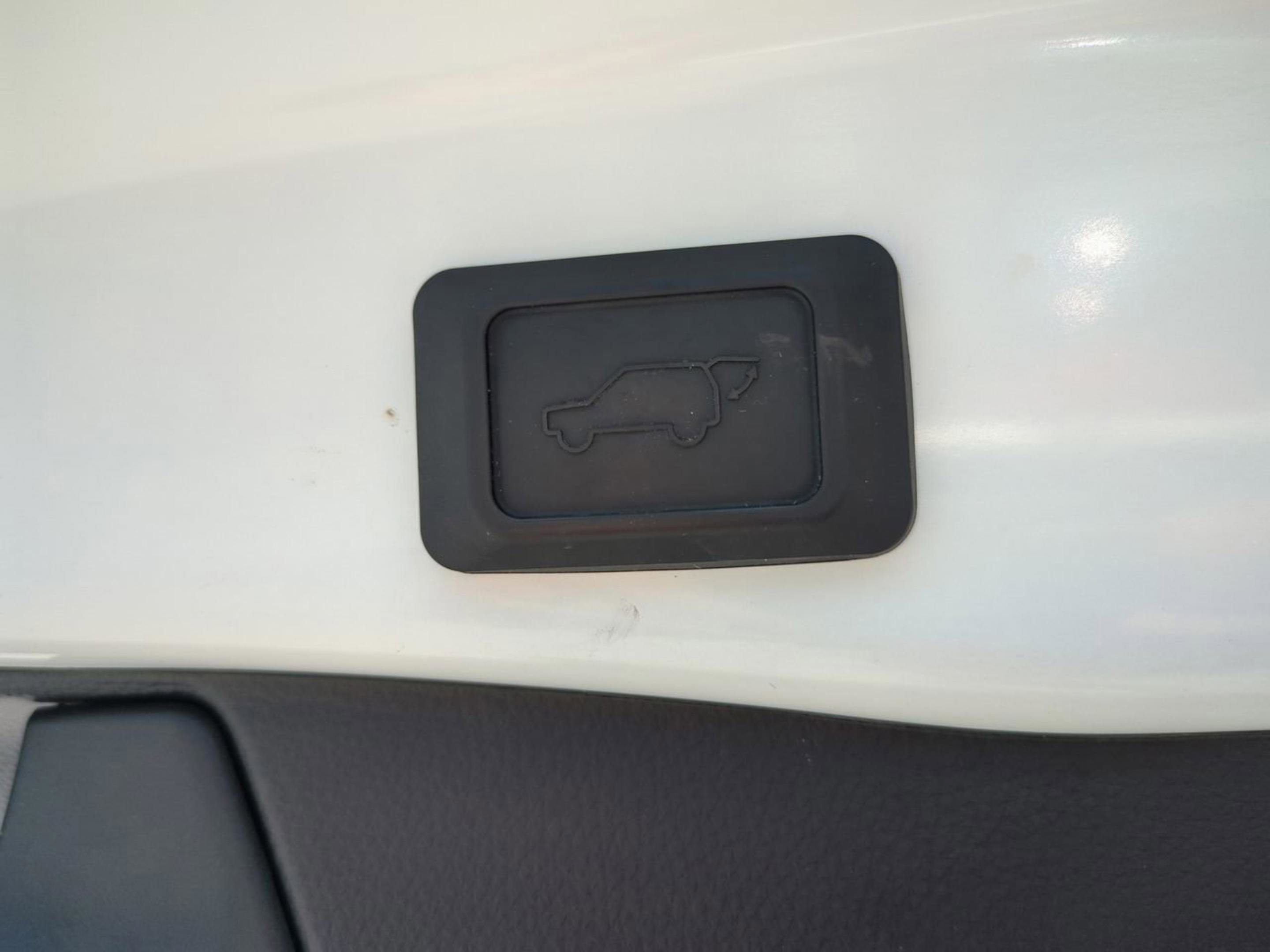2022 Toyota RAV4 XLE Premium photo 12
