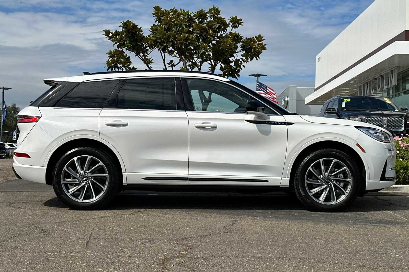 2025 Lincoln Corsair Grand Touring photo 2