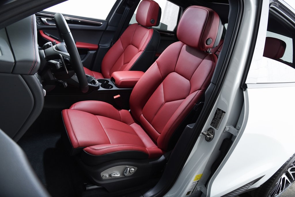 2026 Porsche Macan T photo 34