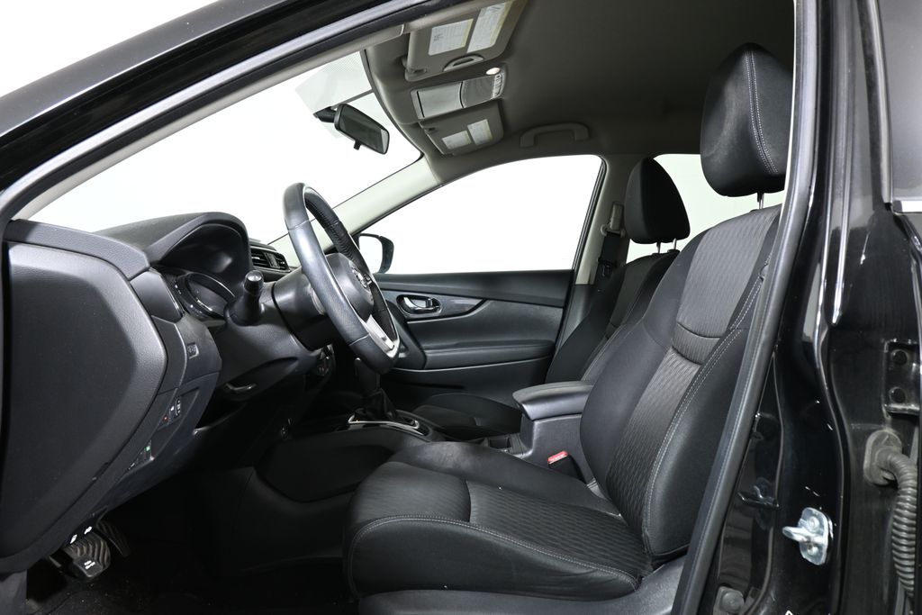 2017 Nissan Rogue SV photo 2