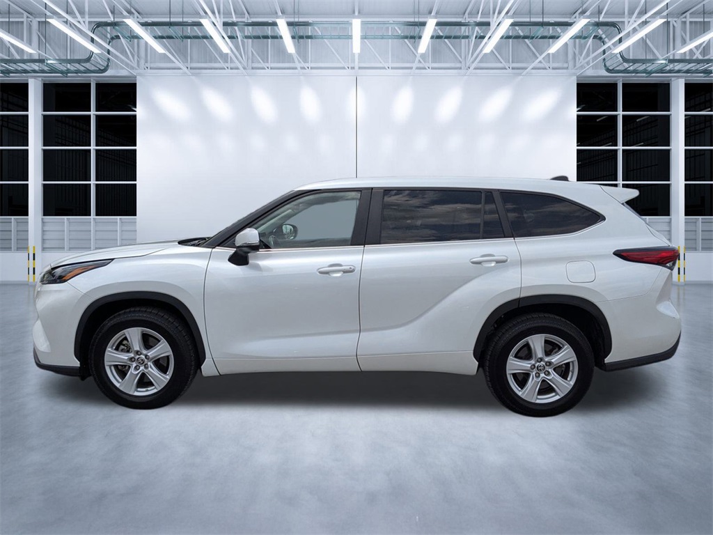2023 Toyota Highlander LE photo 6