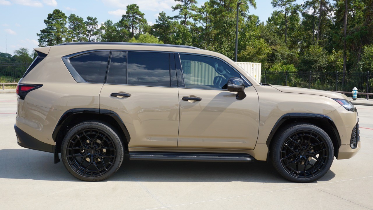 2025 Lexus LX photo 4