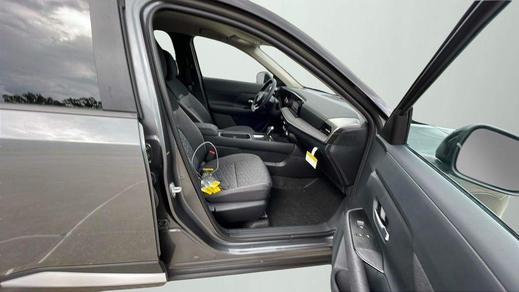 2025 Nissan Kicks SV photo 11