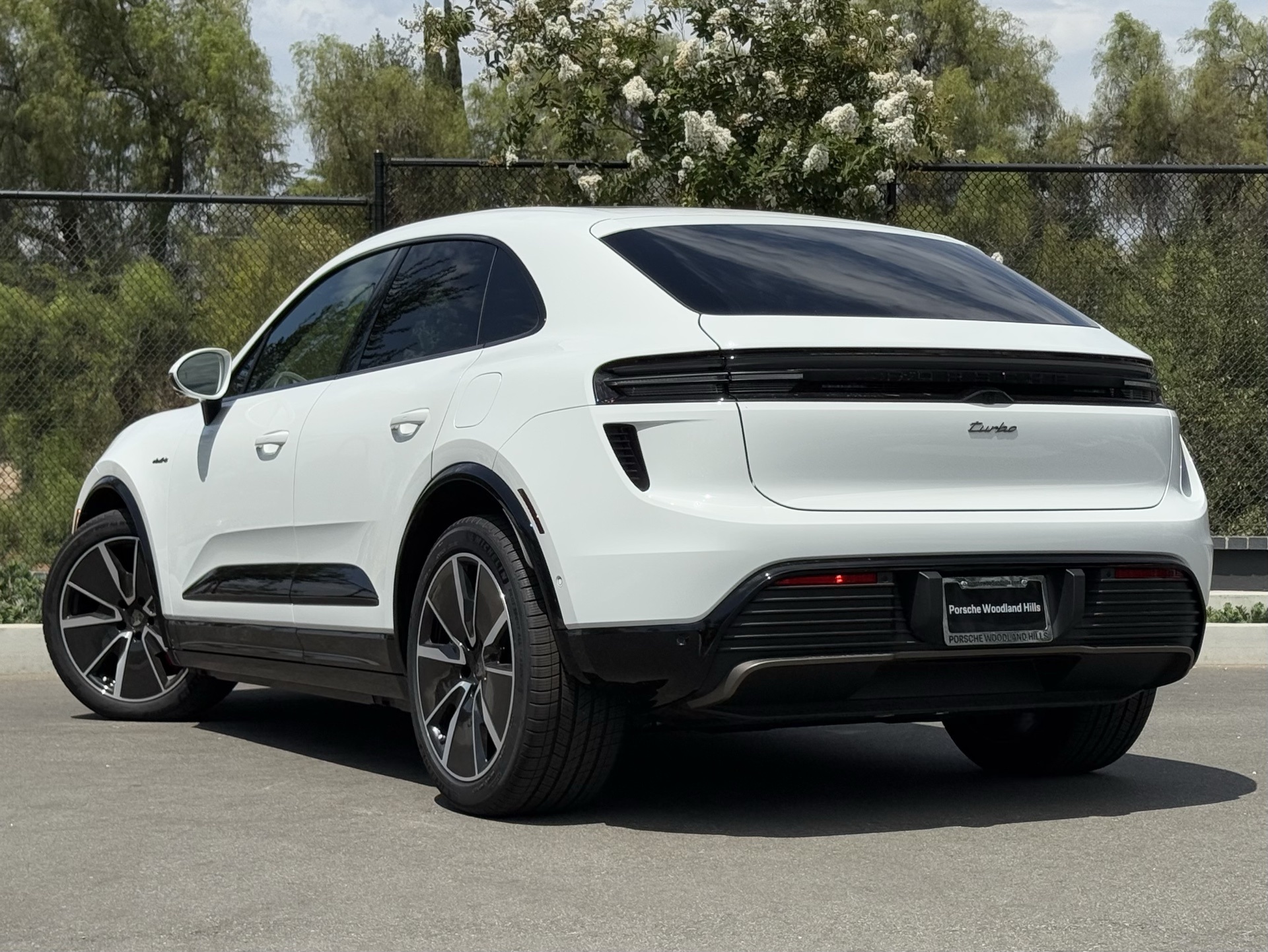 2024 Porsche Macan Electric Turbo photo 3