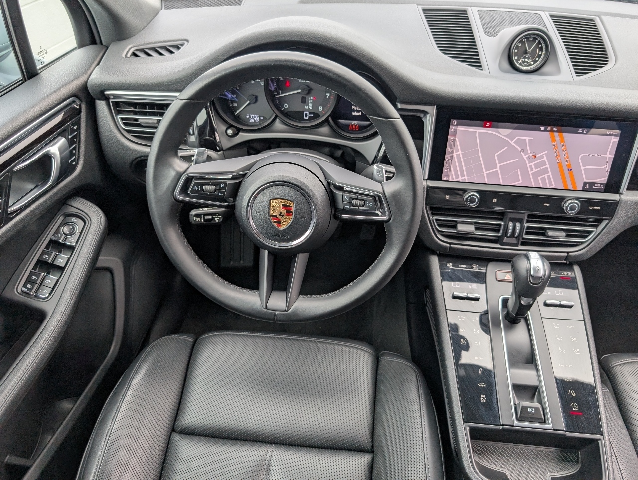 2023 Porsche Macan T photo 19