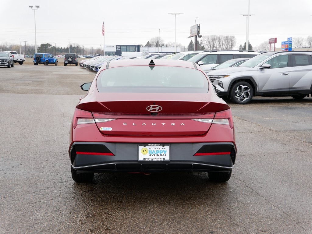 2025 Hyundai Elantra SEL Convenience photo 4