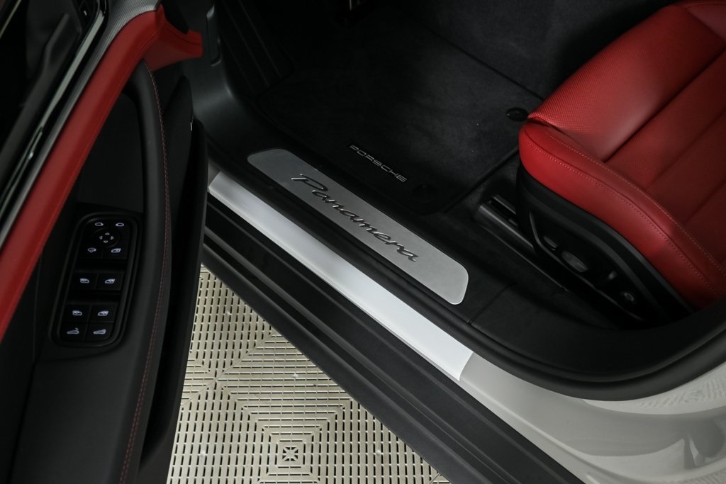 2025 Porsche Panamera Base photo 8