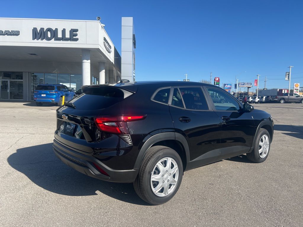 2025 Chevrolet Trax LS photo 2