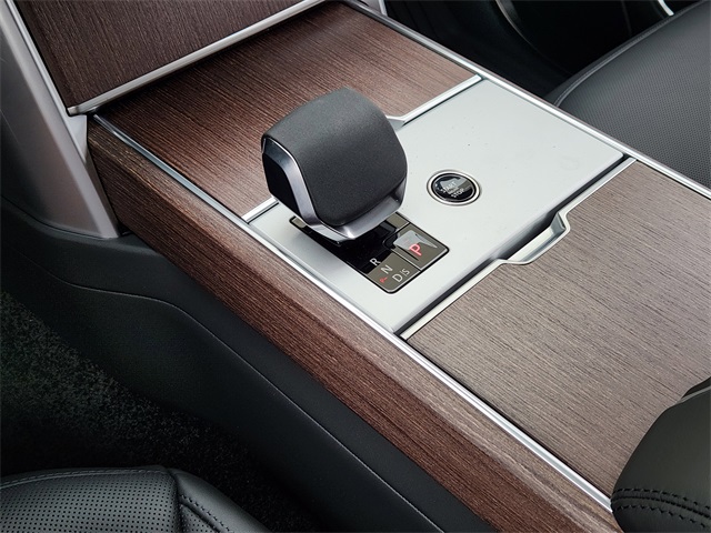 2025 Land Rover Range Rover SE photo 13