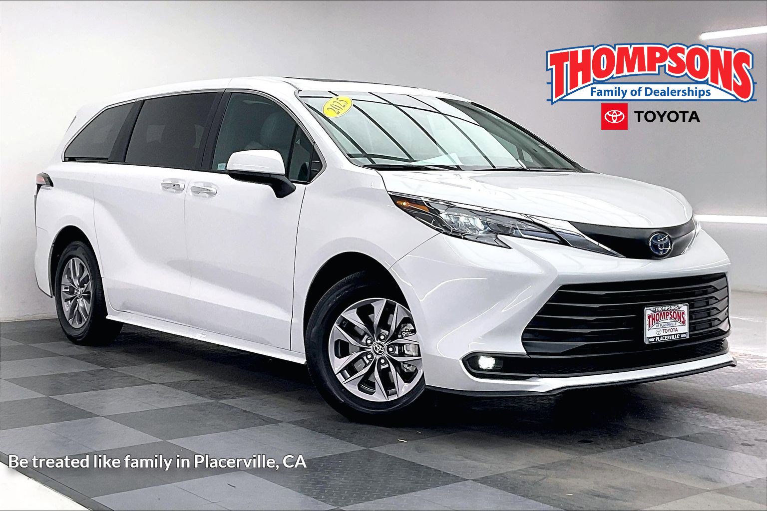 2025 Toyota Sienna XLE's photo