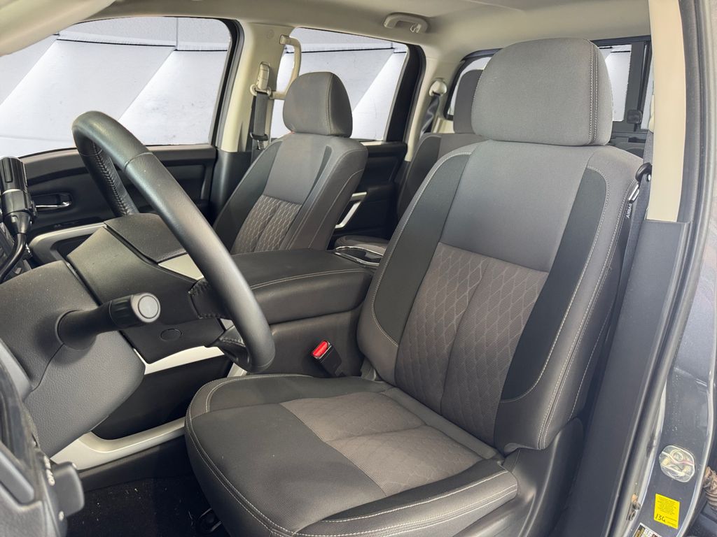 2024 Nissan Titan SV photo 8