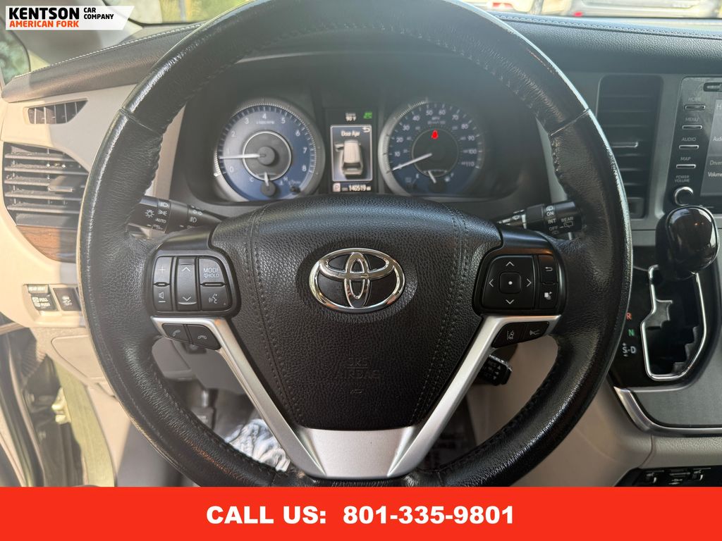2019 Toyota Sienna XLE photo 17