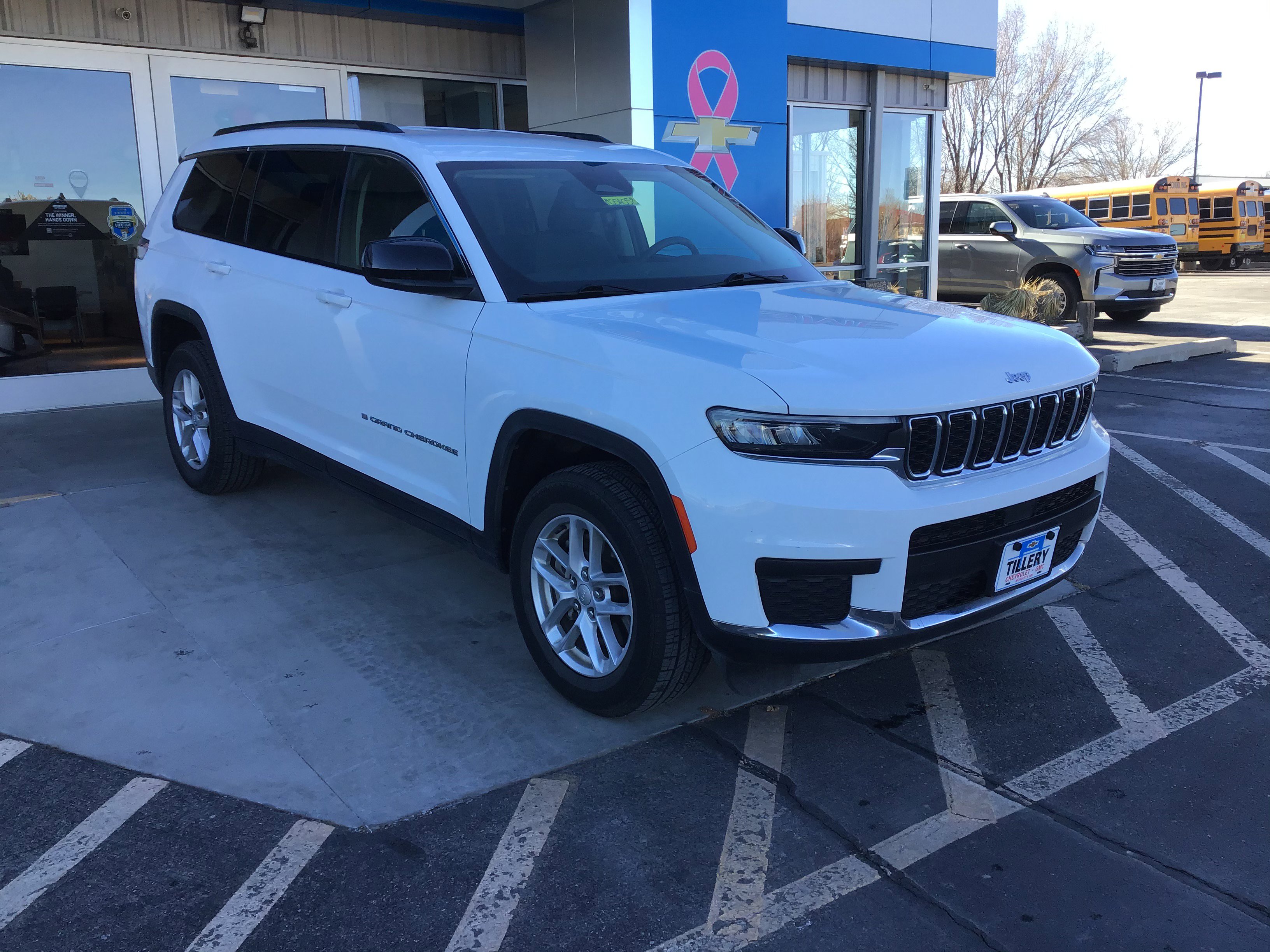 2023 Jeep Grand Cherokee Laredo photo 3