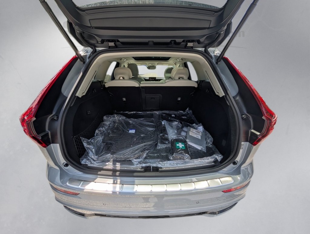 2026 Volvo XC60 B5 photo 4