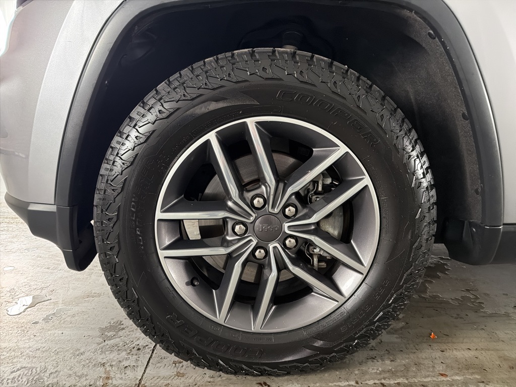 2019 Jeep Grand Cherokee Limited photo 2