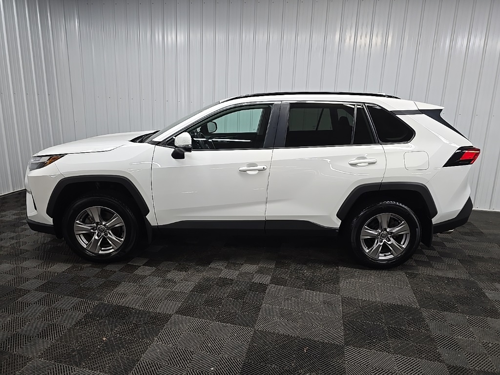 2022 Toyota RAV4 XLE photo 5