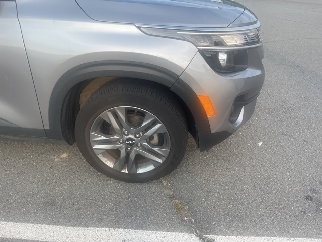 2022 Kia Seltos S photo 2