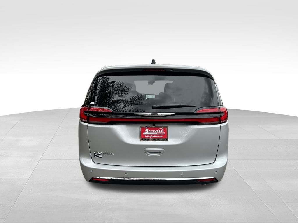 2026 Chrysler Pacifica photo 4