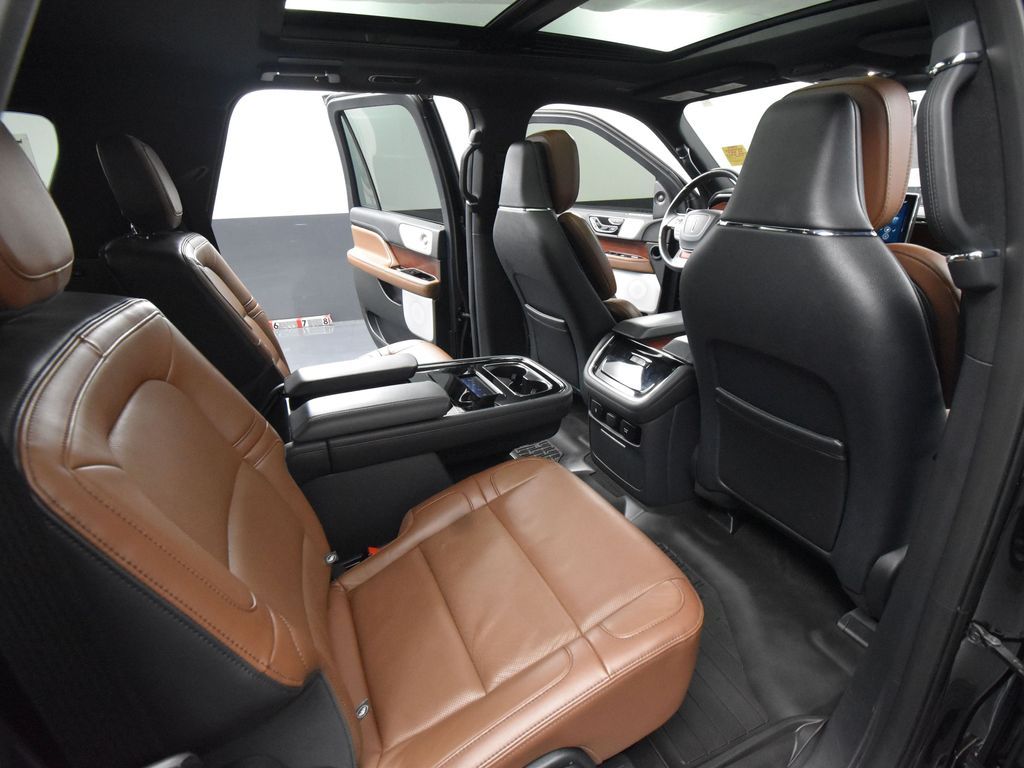 2024 Lincoln Navigator Reserve Luxury Monochromatic photo 40
