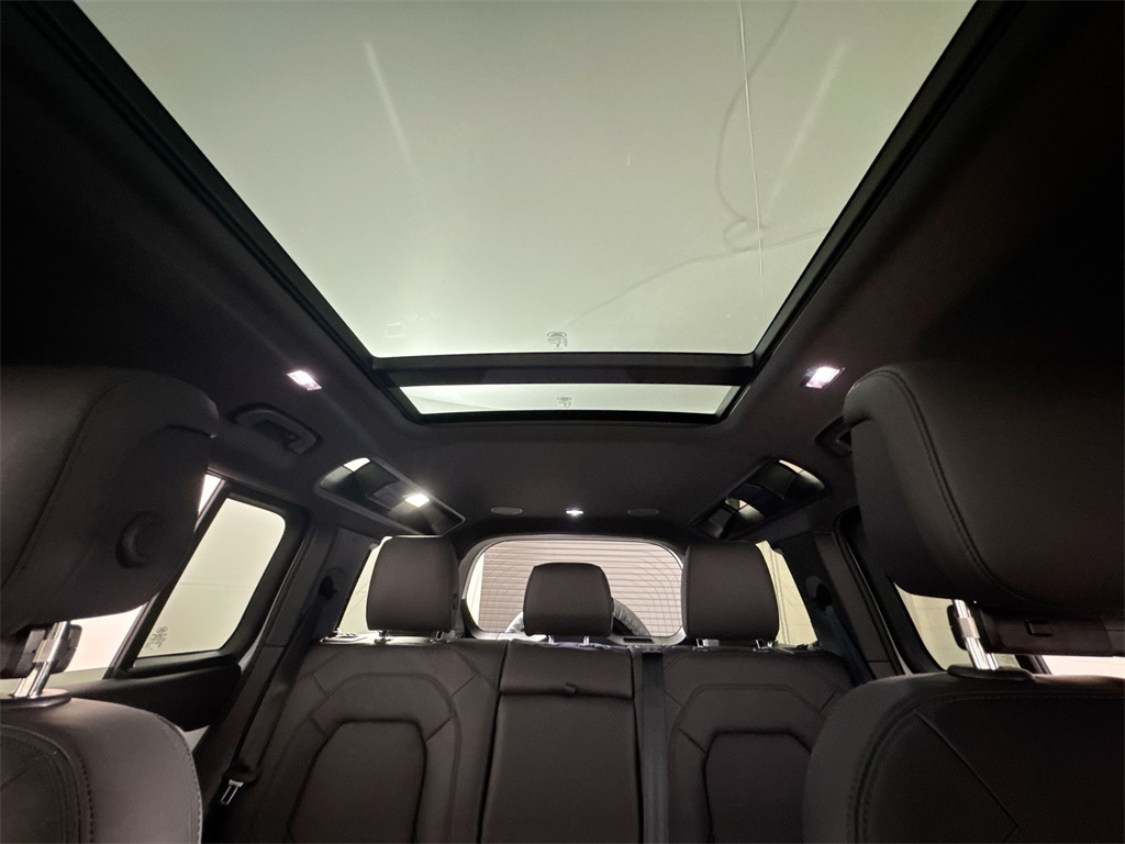 2025 Land Rover Defender 110 X-Dynamic SE photo 19