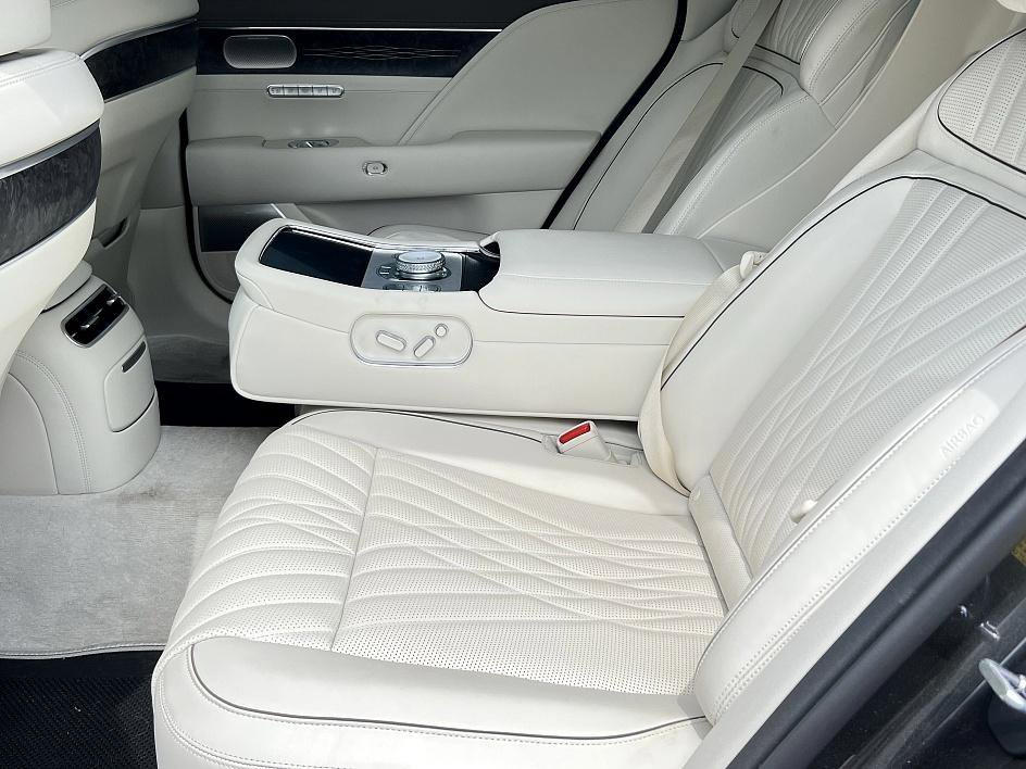 2025 Genesis G90 3.5T E-Supercharger photo 9