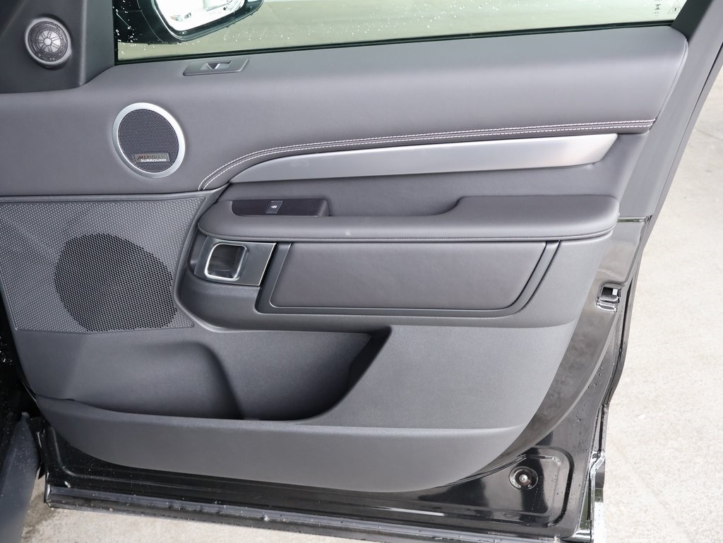 2025 Land Rover Discovery Metropolitan Edition photo 7