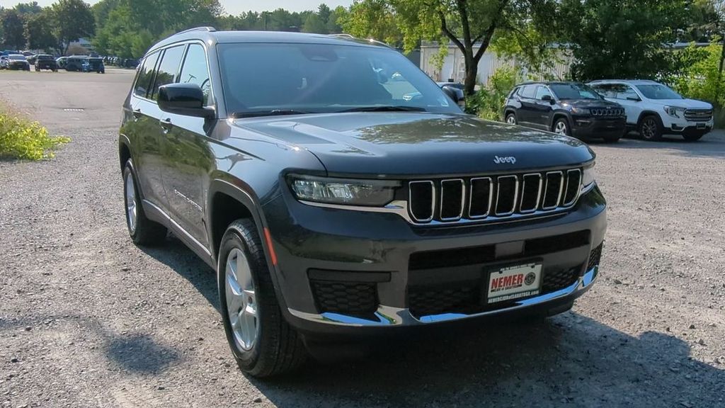 2025 Jeep Grand Cherokee Laredo X photo 4