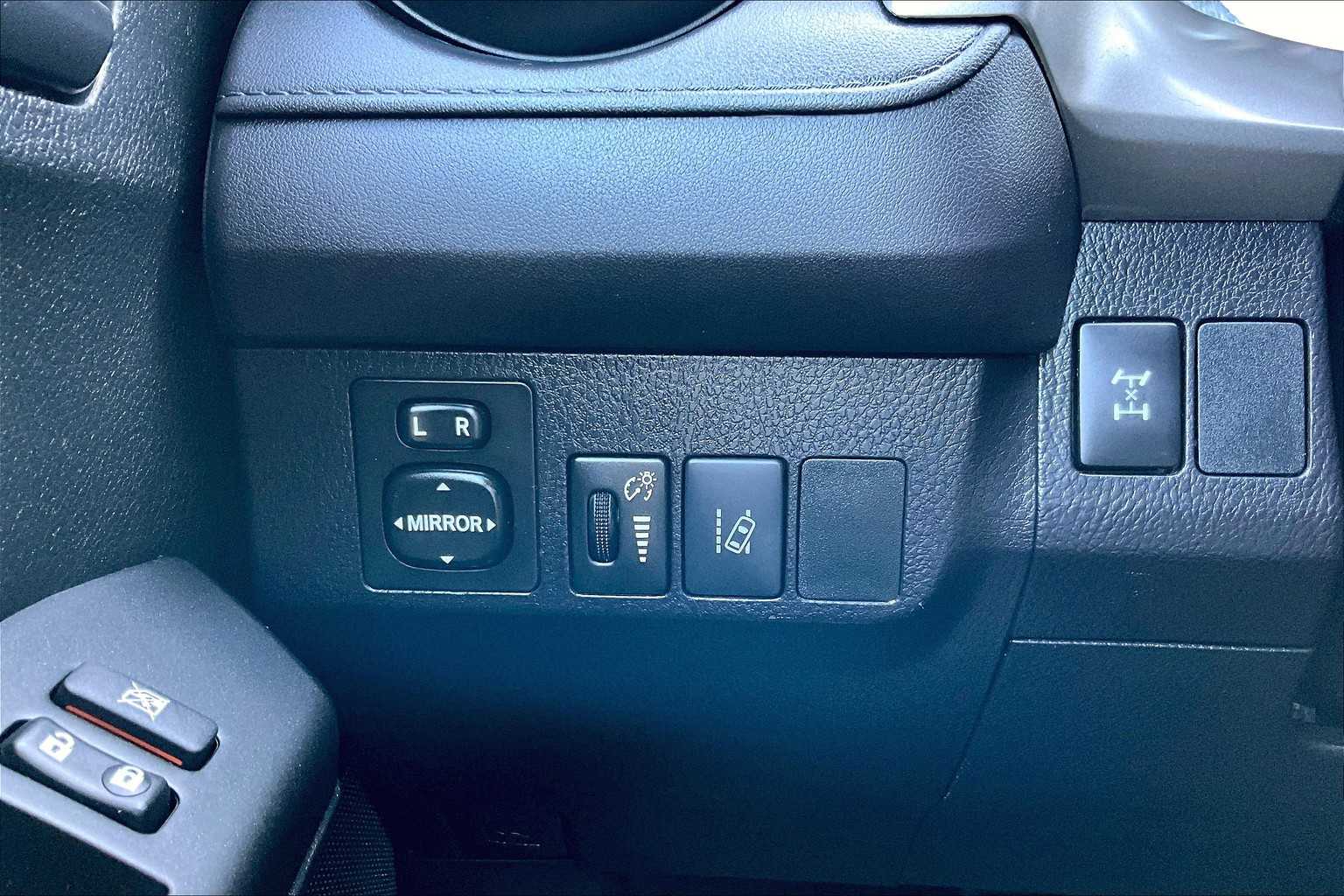 2017 Toyota RAV4 LE photo 31