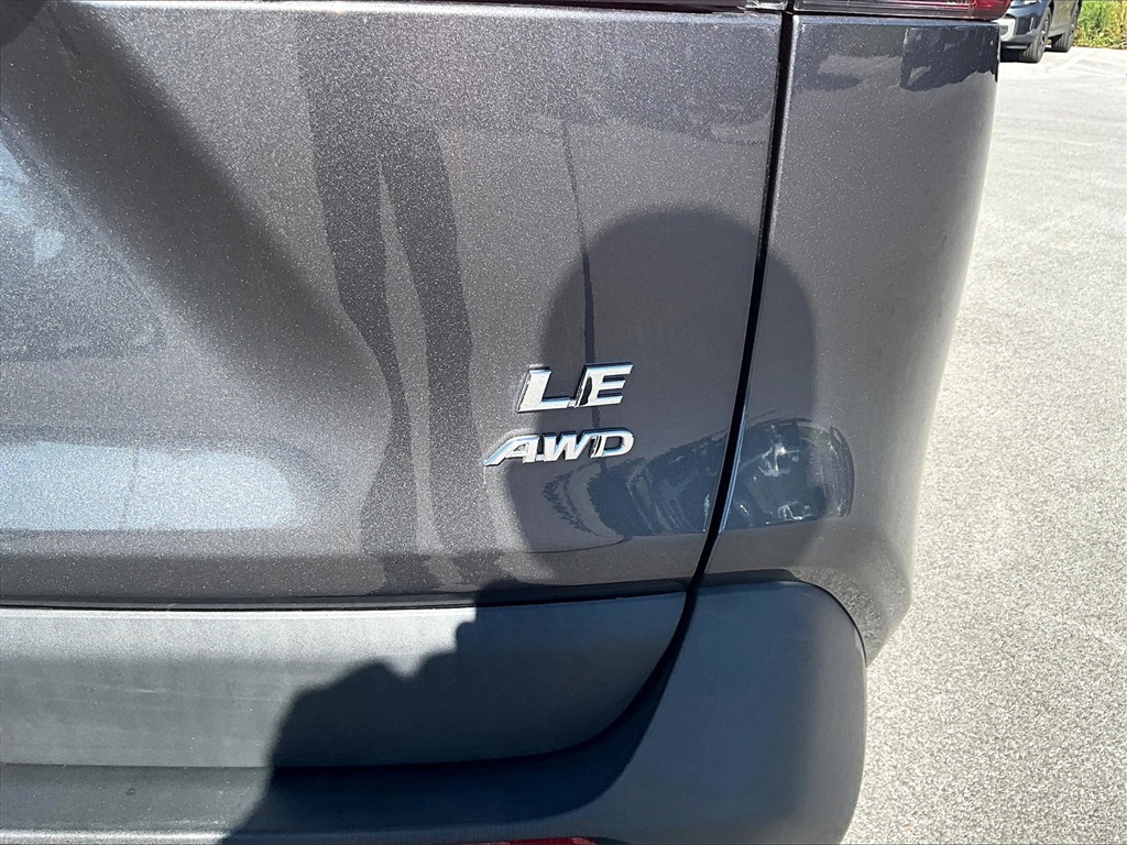2022 Toyota RAV4 LE photo 26