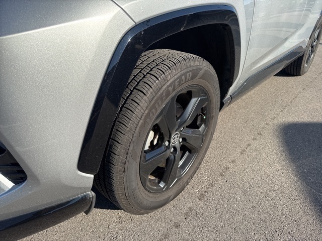 2020 Toyota RAV4 Hybrid XSE photo 4