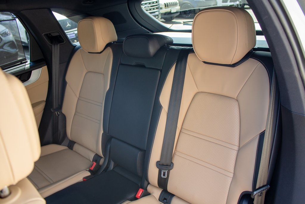 2025 Porsche Cayenne Base photo 19