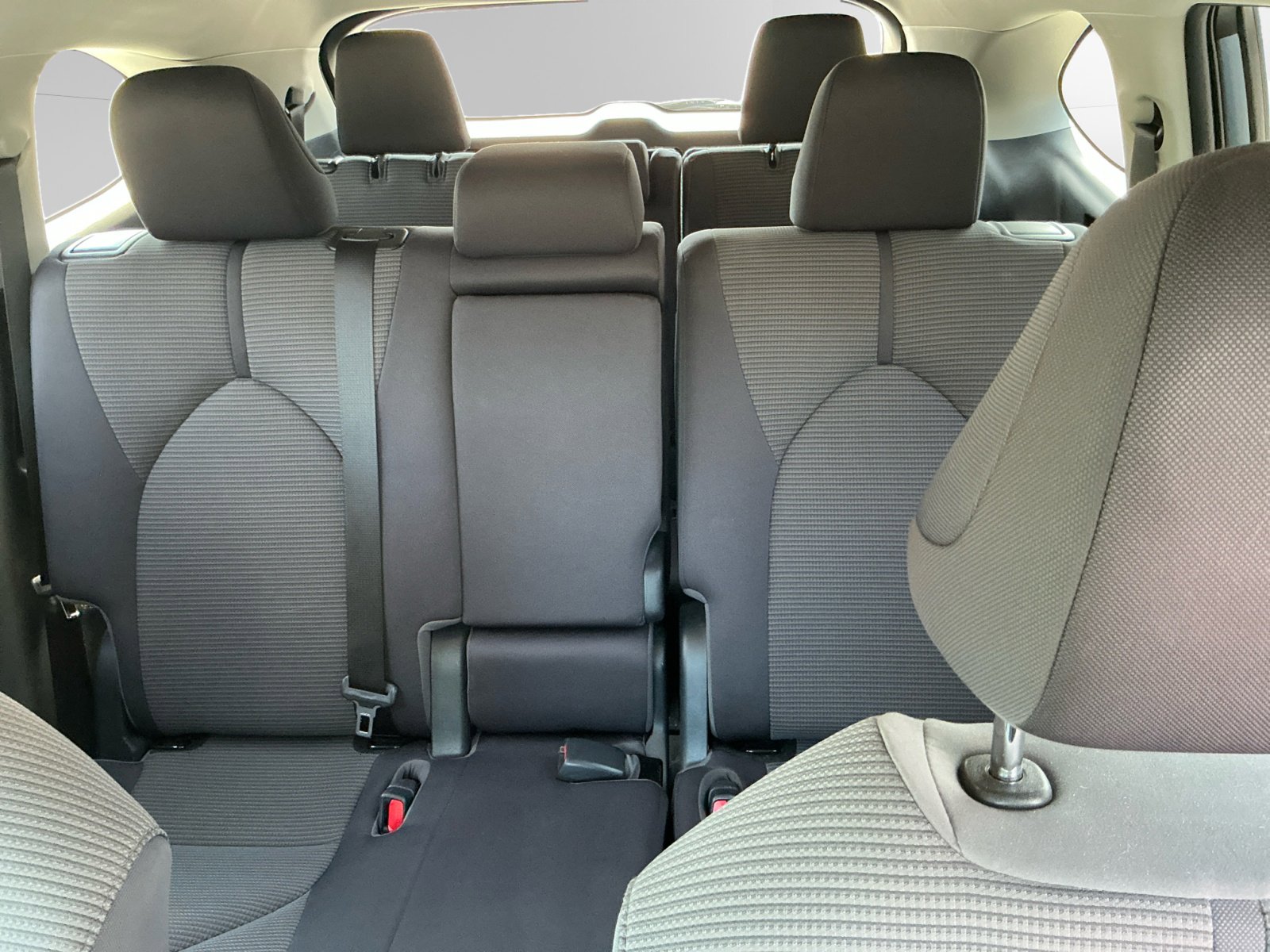 2020 Toyota Highlander LE photo 10