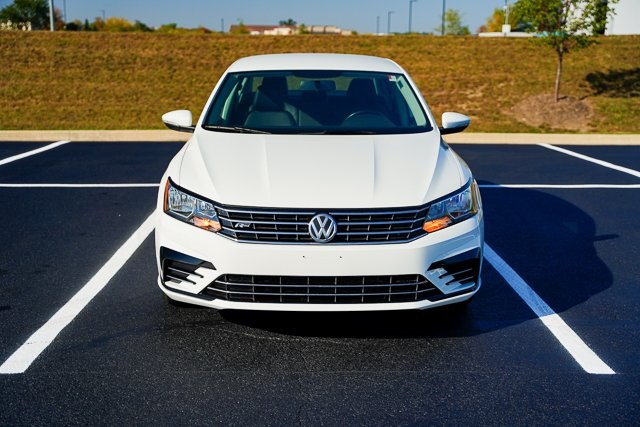 2016 Volkswagen Passat TDI S R-Line photo 3