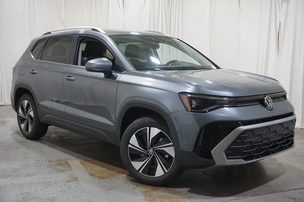 2025 Volkswagen Taos SE photo 3