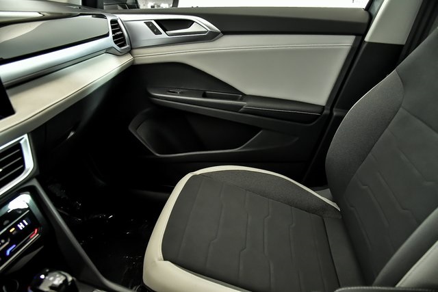 2025 Volkswagen Taos SE photo 18