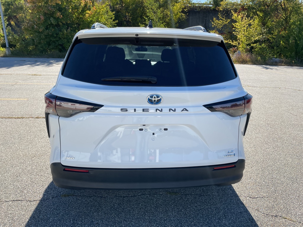2024 Toyota Sienna LE photo 3