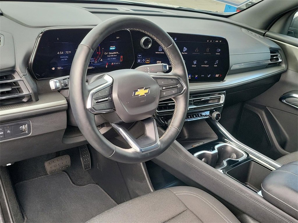2025 Chevrolet Traverse photo 2