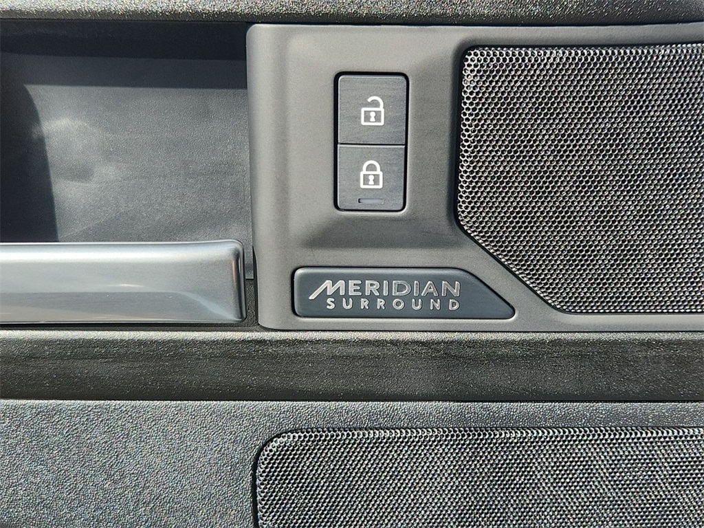 2025 Land Rover Defender 110 V8 photo 32