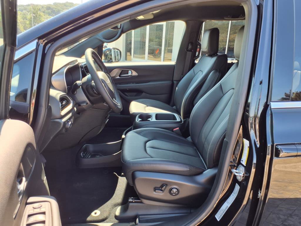 2025 Chrysler Voyager LX photo 11