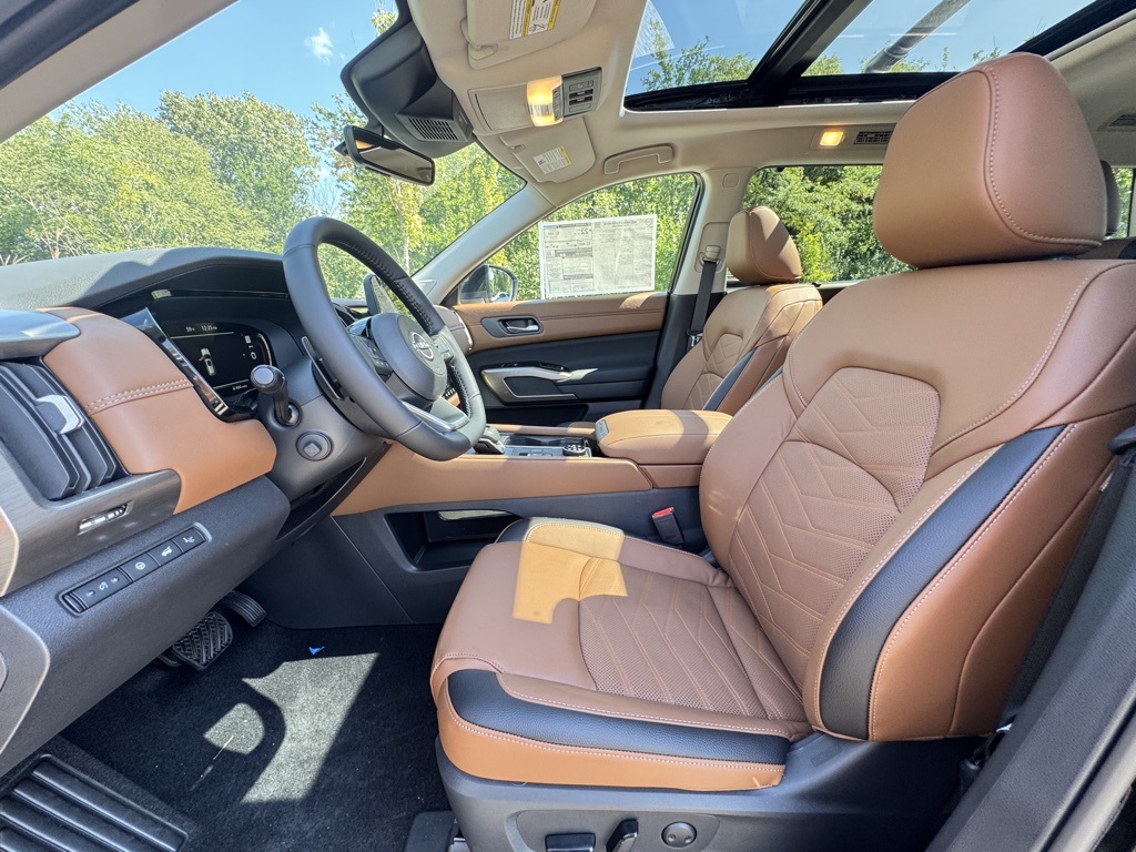 2025 Nissan Pathfinder Platinum photo 14