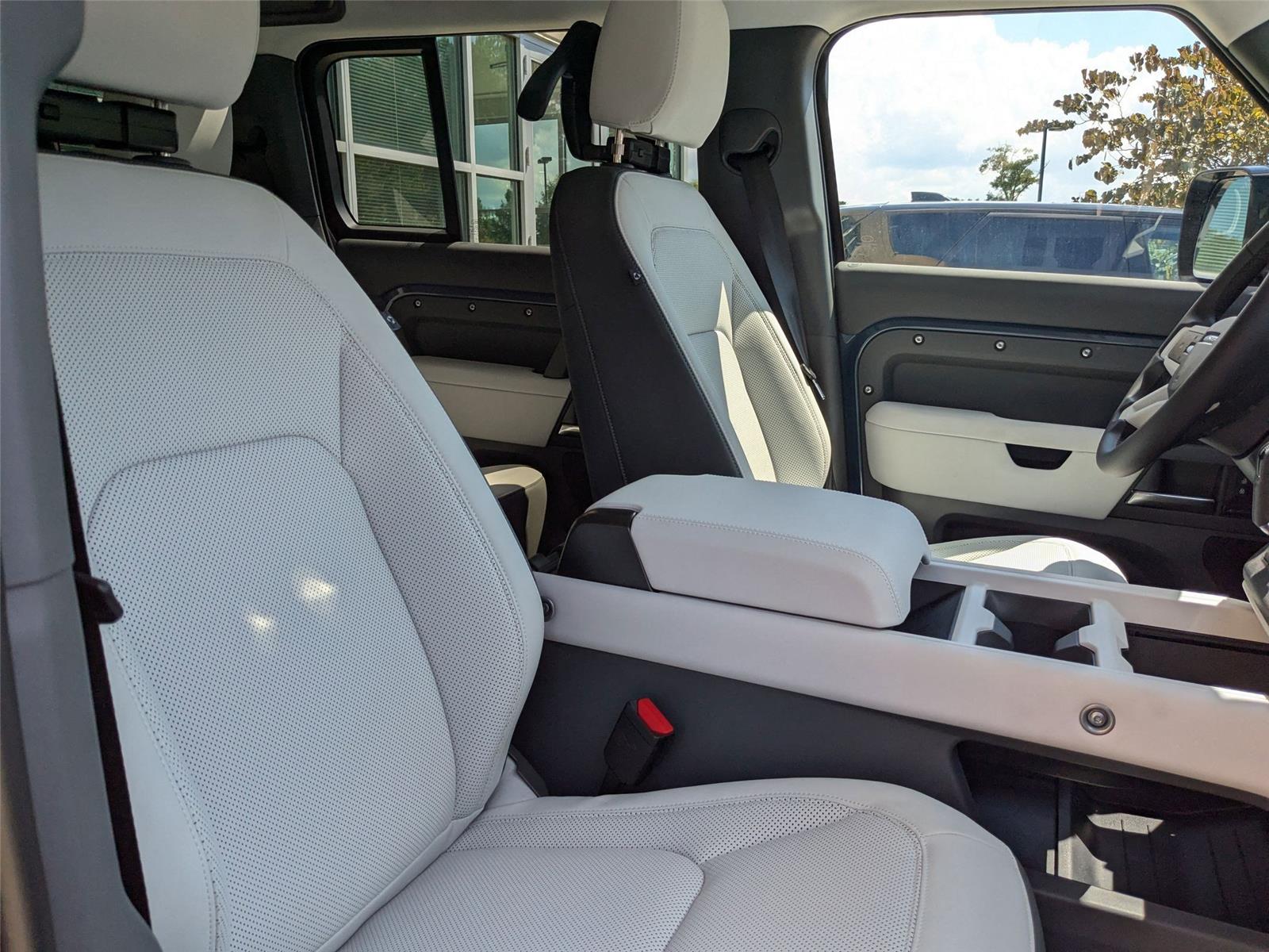 2025 Land Rover Defender 110 S photo 33