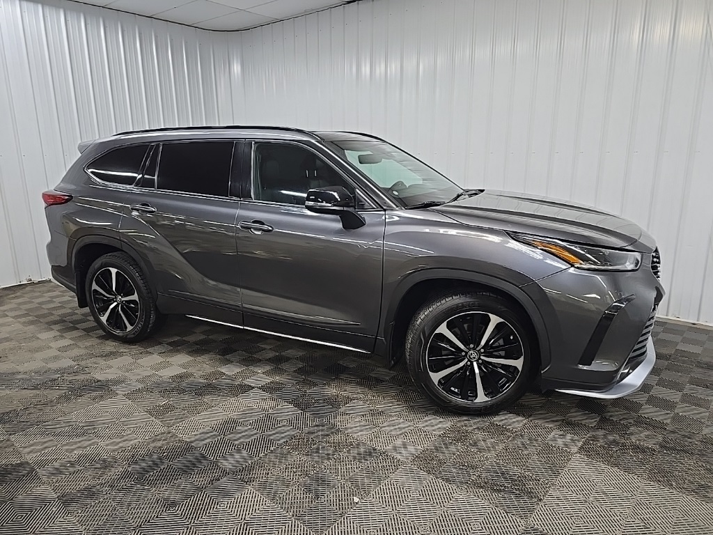 2022 Toyota Highlander XSE's photo