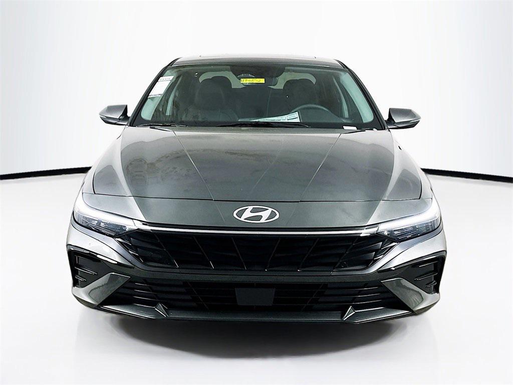 2025 Hyundai Elantra Limited photo 2