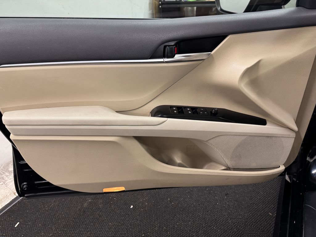 2018 Toyota Camry Hybrid LE photo 11